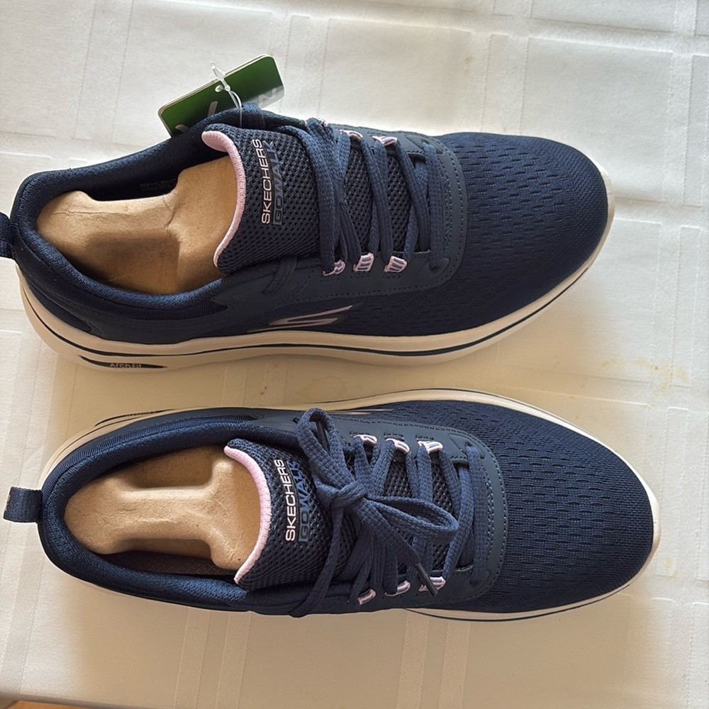 Brand new, never worn Sketchers Women’s Go Walk Arch Fit Unify Sneaker - Picture 4 of 10